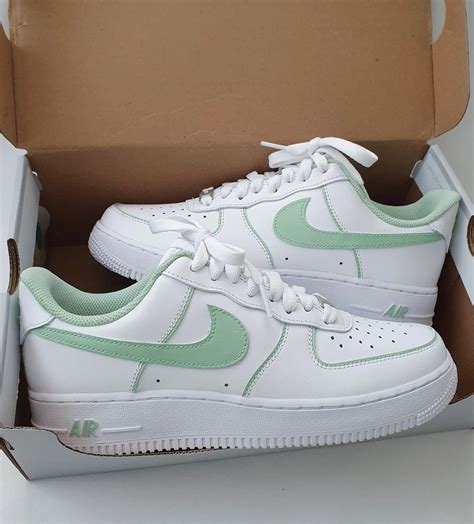 nike air force 1 salbeigrün mit weißer sohle|air force 1 nike sneaker.